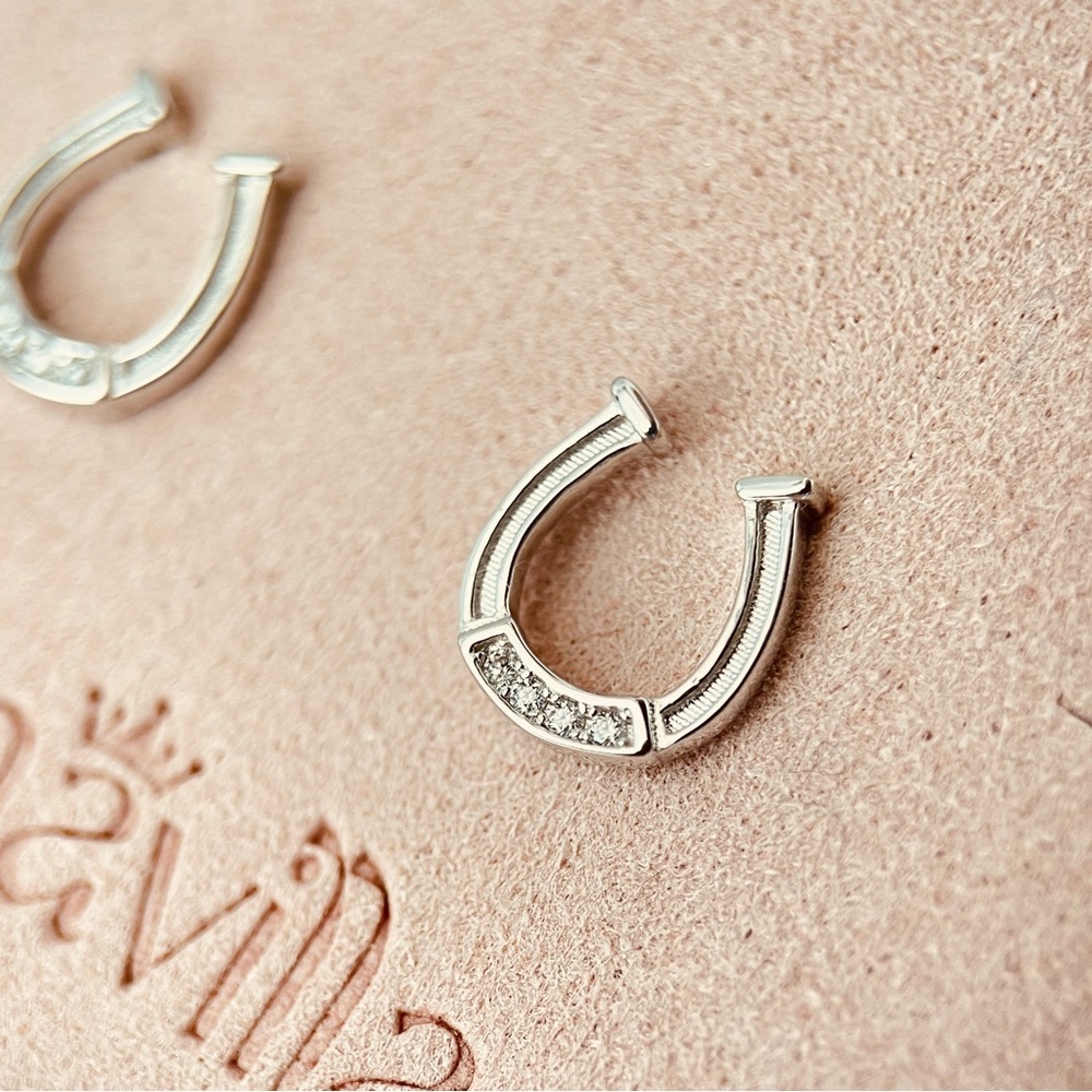 S925 Minimalist Moissanite Horseshoe Stud Earrings - Picture 5 of 5